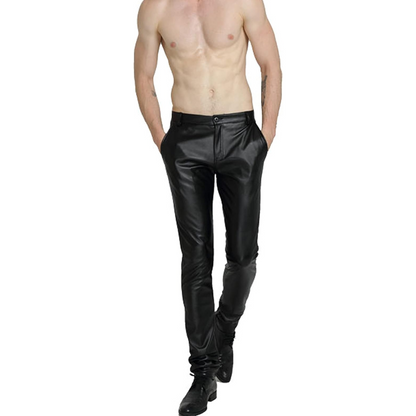 Mann in schwarzer Lederhose, modisch, elegant, Herrenbekleidung, stilvoll, modern, Ganzkörperansicht.