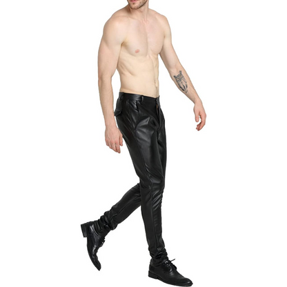 Mann in schwarzer Lederhose, muskulös, barfuß, modisch, stilvoll, Herrenbekleidung, Trend.