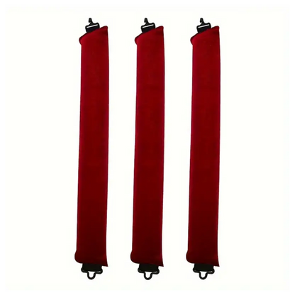 Drei rote Samt-Absperrseile mit Haken, ideal für Veranstaltungen und VIP-Bereiche.