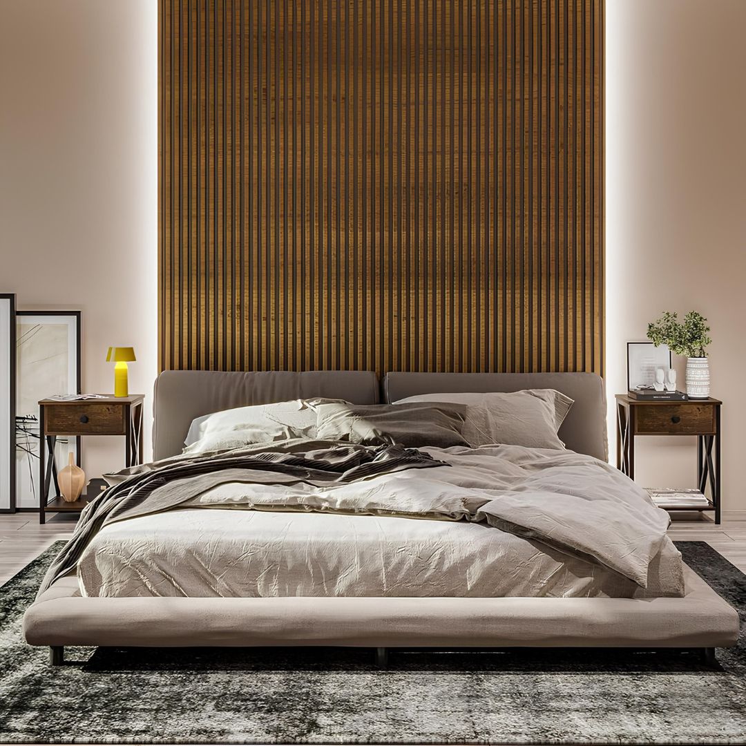 Modernes Schlafzimmer mit grauem Polsterbett, Holzwand, Nachttischen und stilvoller Dekoration.