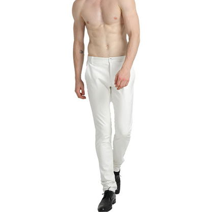 Mann in weißen Reithosen, schwarze Stiefel, Sportbekleidung, Reitausrüstung, Herrenmode.