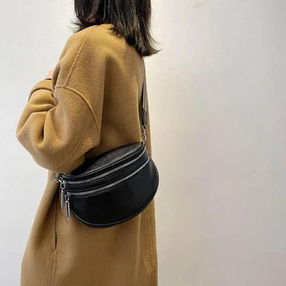 Frau mit schwarzer Leder-Gürteltasche und braunem Mantel, modisches Accessoire.