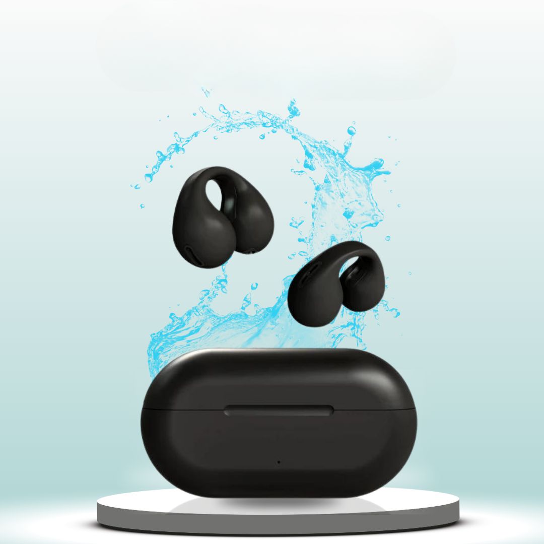 Schwarze kabellose Bluetooth-Kopfhörer mit Ladecase, spritzwassergeschützt, auf Podest.