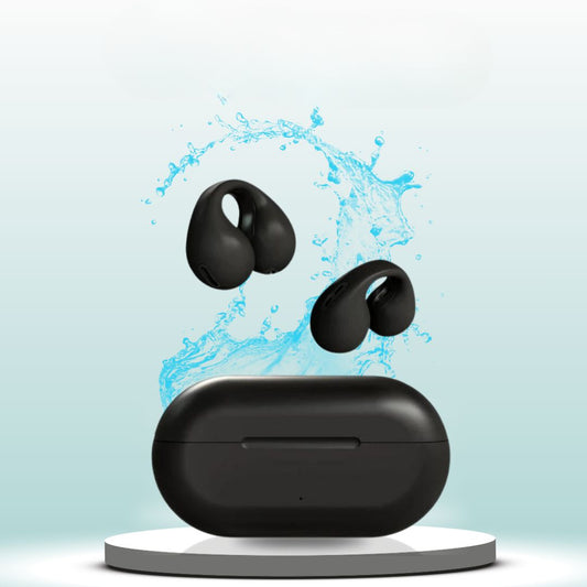 Schwarze kabellose Bluetooth-Kopfhörer mit Ladecase, spritzwassergeschützt, auf Podest.