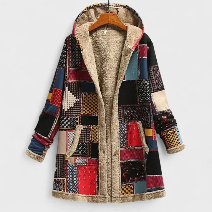 Parkas på galge med färgglatt lappmönster i rött, svart och blått, fleecefoder och knappar framtill 5