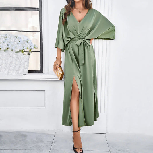Grünes V-Ausschnitt Frühlingskleid aus Satin mit Gürtel und Schlitz, elegantes Damenmode-Outfit.