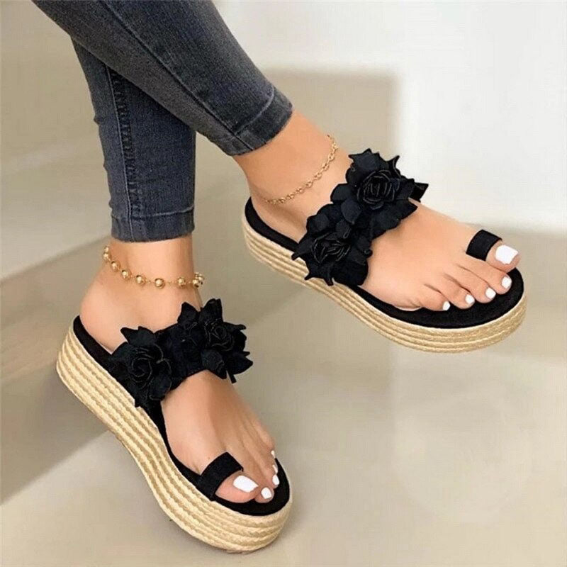 Schwarze Damen-Sandalen mit Blumen, Plateau-Sohle, Sommermode, bequem, elegant.
