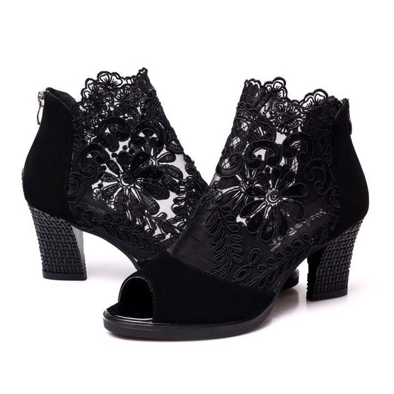 Schwarze Damen-Stiefeletten mit Spitze, Blockabsatz, elegant, modisch, Abendmode.