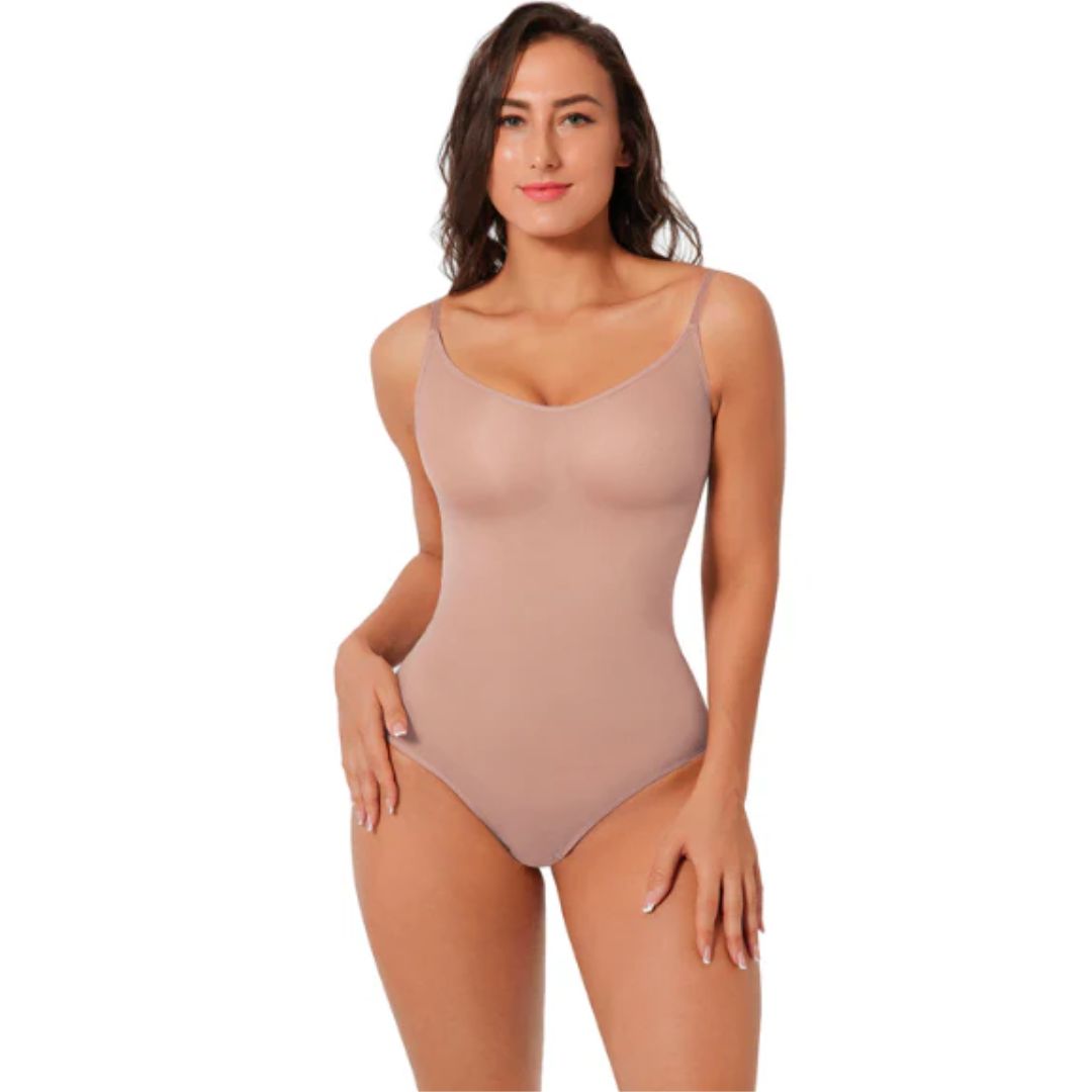 Frau in hautfarbenem Bodycon-Kleid, Spaghettiträger, figurbetont, elegant, Mode.