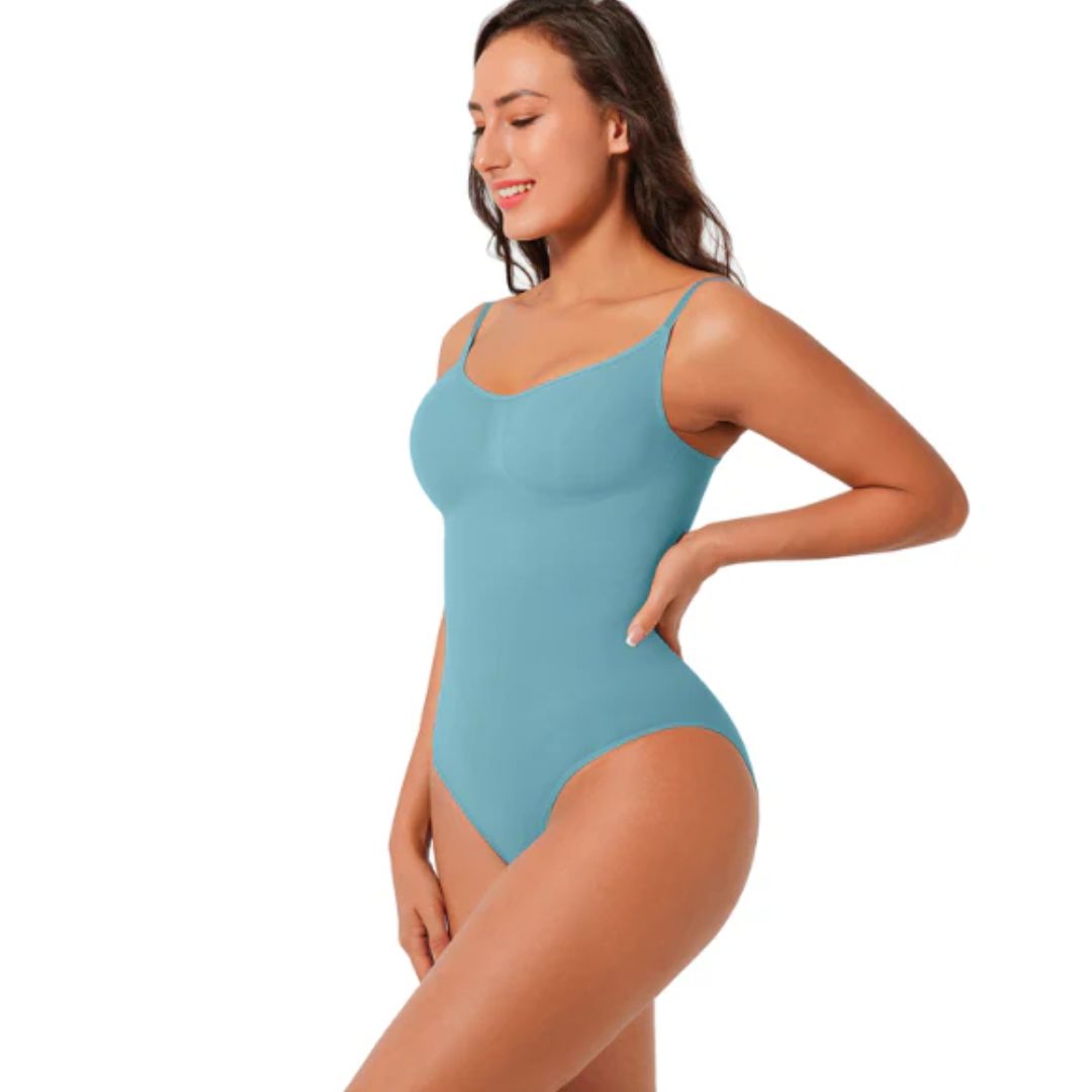 Frau in blauem Bodycon-Kleid, ärmellos, figurbetont, Mode, Damenbekleidung.