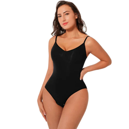 Frau in schwarzem Body, ärmellos, V-Ausschnitt, figurbetont, Damenmode, elegant, modern.