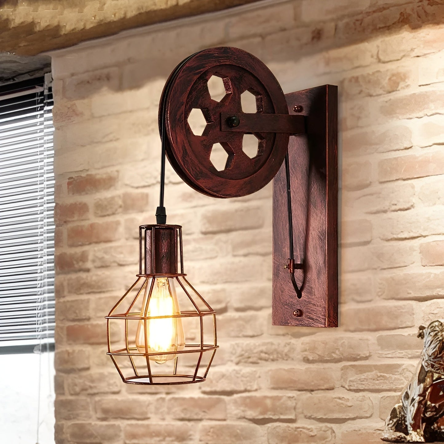 Vintage Wandlampe aus Holz und Metall, Retro-Design, industrielle Beleuchtung, LED-kompatibel.