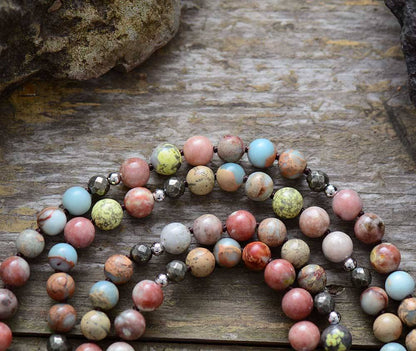 Vintage Halskette mit 8mm Natursteinen, Pyrit, bunte Quaste, Yoga Schmuck für Damen.
