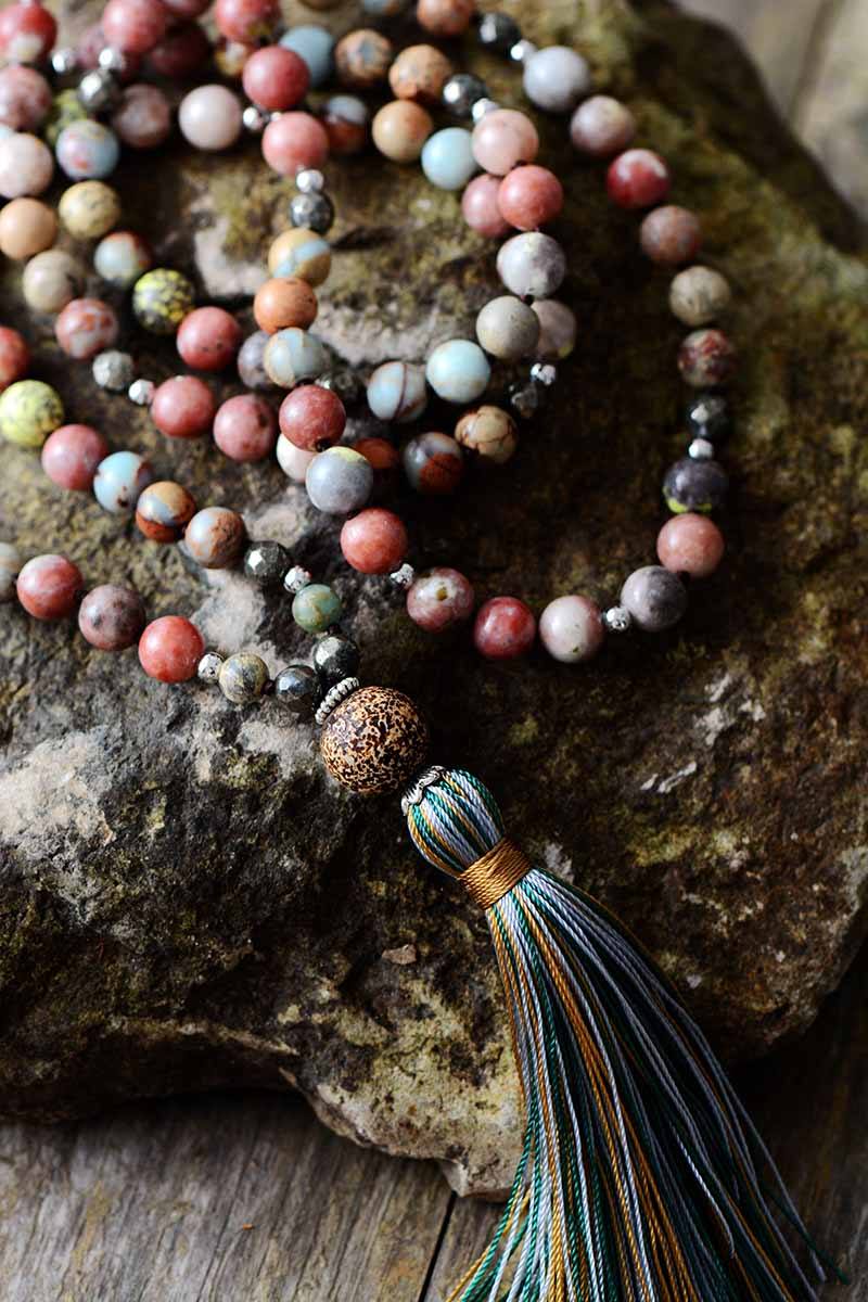Vintage Halskette mit 8mm Natursteinen, Pyrit, bunter Quaste, Yoga Schmuck für Damen.