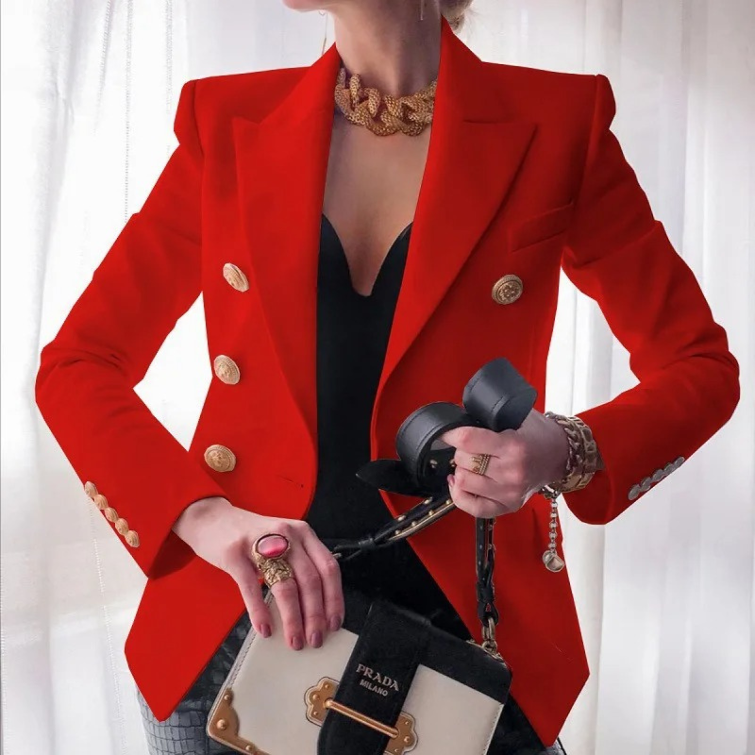 Roter Damenblazer mit goldenen Knöpfen, Vintage-Stil, elegantes Design, modische Damenmode.