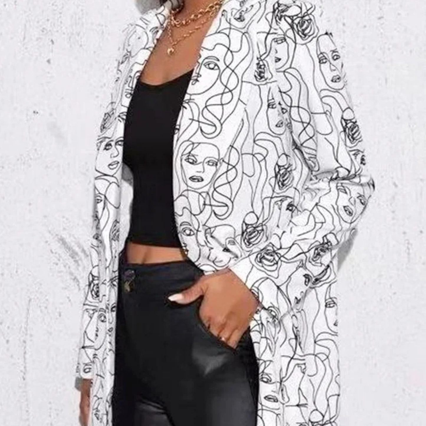 Damenblazer mit Gesichtsprint, weiß, langärmelig, Revers, Vintage-Stil, casual.