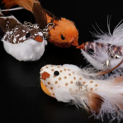 Vier bunte Stoffvögel mit Federn und Ketten auf schwarzem Hintergrund.