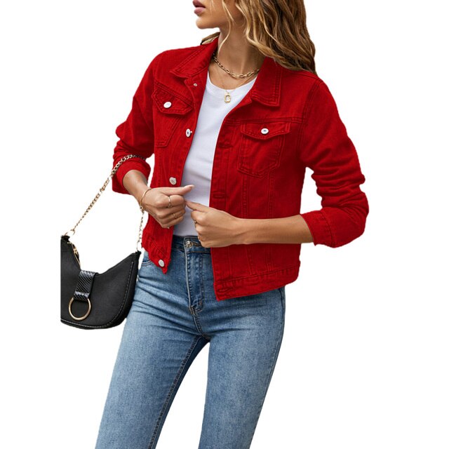 Frau in roter Jeansjacke, weiße Bluse, blaue Jeans, schwarze Tasche, modisch, lässig.