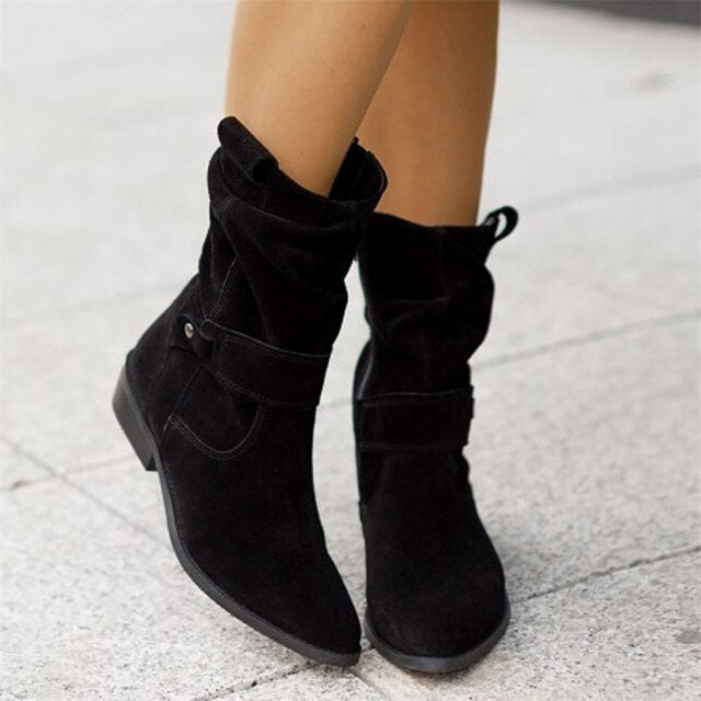 Schwarze Damen-Winterstiefel, knöchelhoch, aus Kunstwildleder, mit niedrigem Absatz.