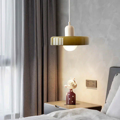 Moderne Hängelampe aus Glas, zweifarbig, über Nachttisch im Schlafzimmer, skandinavisches Design.