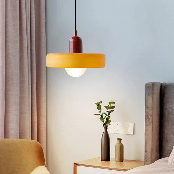 Moderne gelbe Pendelleuchte im Wohnzimmer, skandinavisches Design, über einem Holztisch.