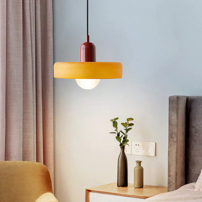 Moderne gelbe Pendelleuchte im Wohnzimmer, skandinavisches Design, über einem Holztisch.