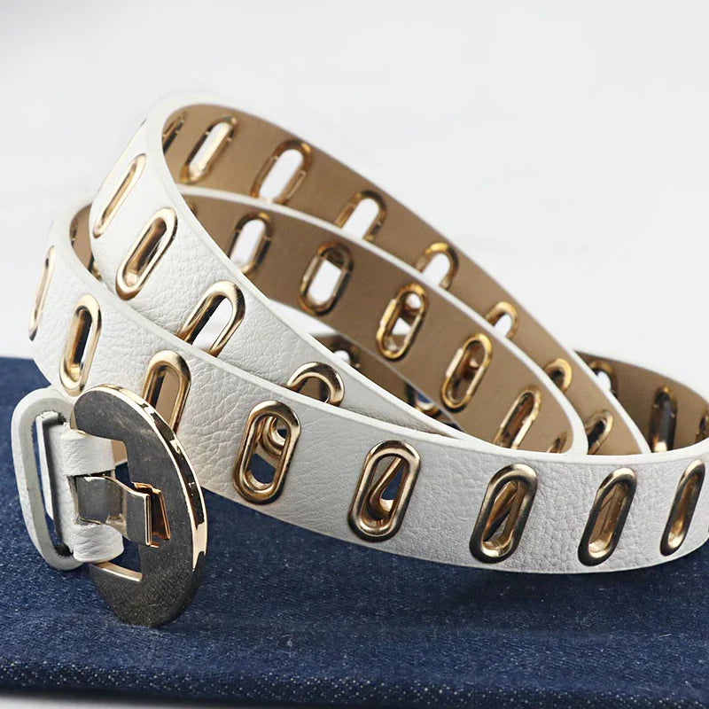 Weißer Ledergürtel mit goldenen Ösen, modisches Accessoire, Damenmode.