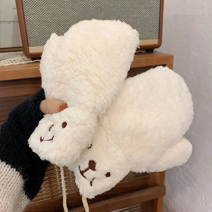 Weiße Plüsch-Handschuhe in Bärenform, warm und kuschelig, ideal für kalte Wintertage.