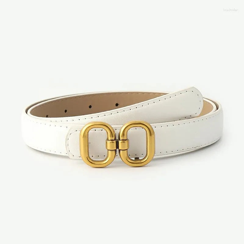 Weißer Ledergürtel mit goldener Schnalle, modisches Accessoire, Damenmode.