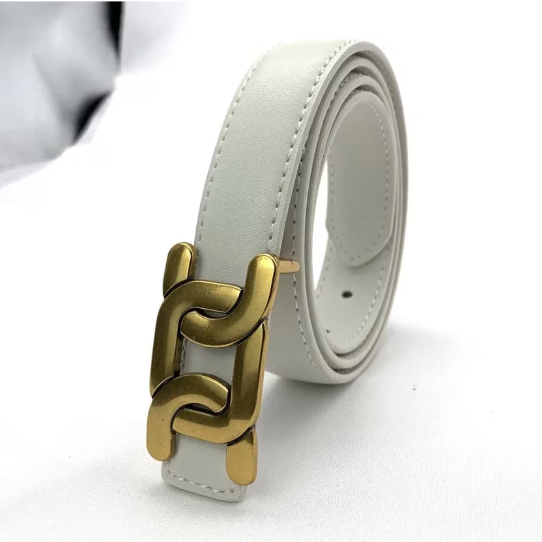 Weißer Ledergürtel mit goldener Schnalle, modisches Accessoire, Damenmode.