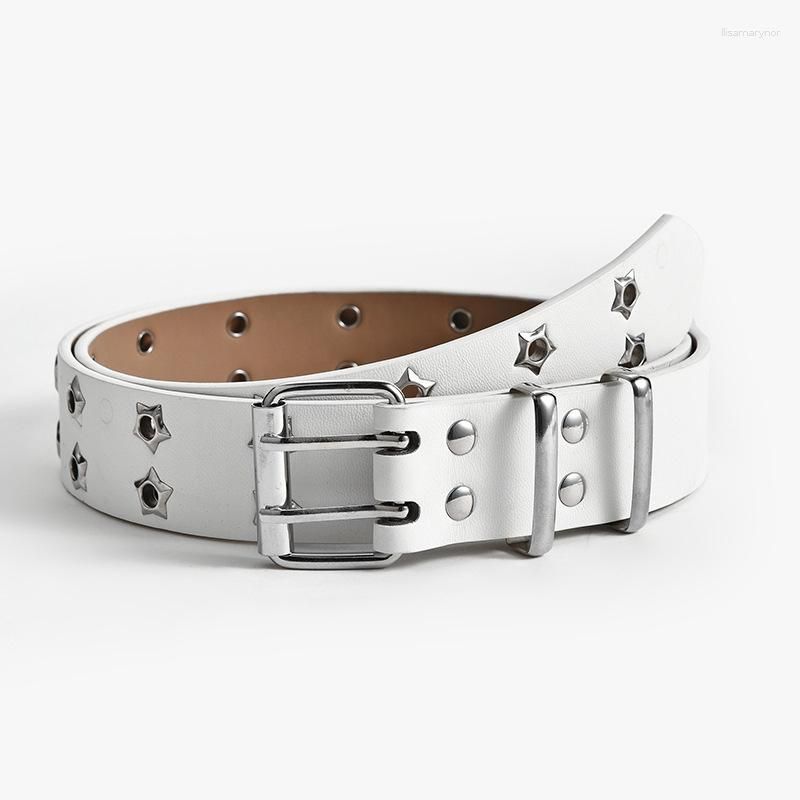 Weißer Ledergürtel mit Sternnieten, silberne Schnalle, modisches Accessoire.