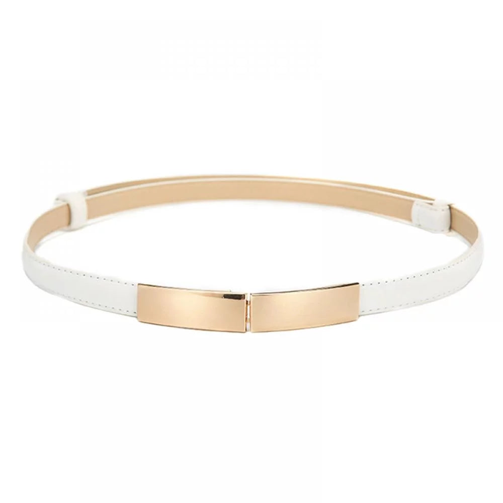 Weißer Ledergürtel mit goldener Schnalle, modisches Accessoire für Damen.