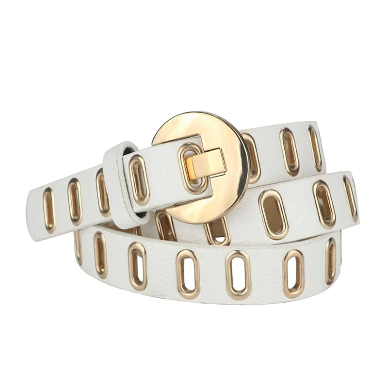 Weißer Ledergürtel mit goldenen Ösen und Schnalle, modisches Accessoire für Damen.