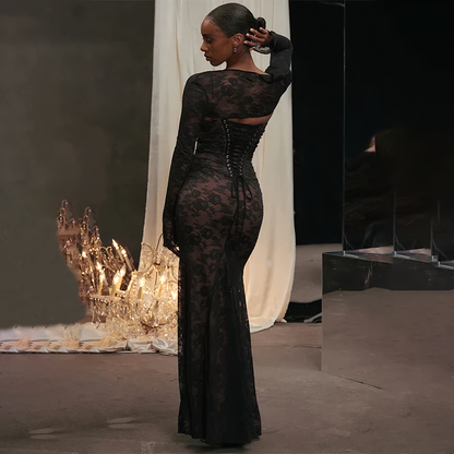 Frau in schwarzem Spitzenkleid mit Schnürung, elegantes Abendmode, glamouröses Design.