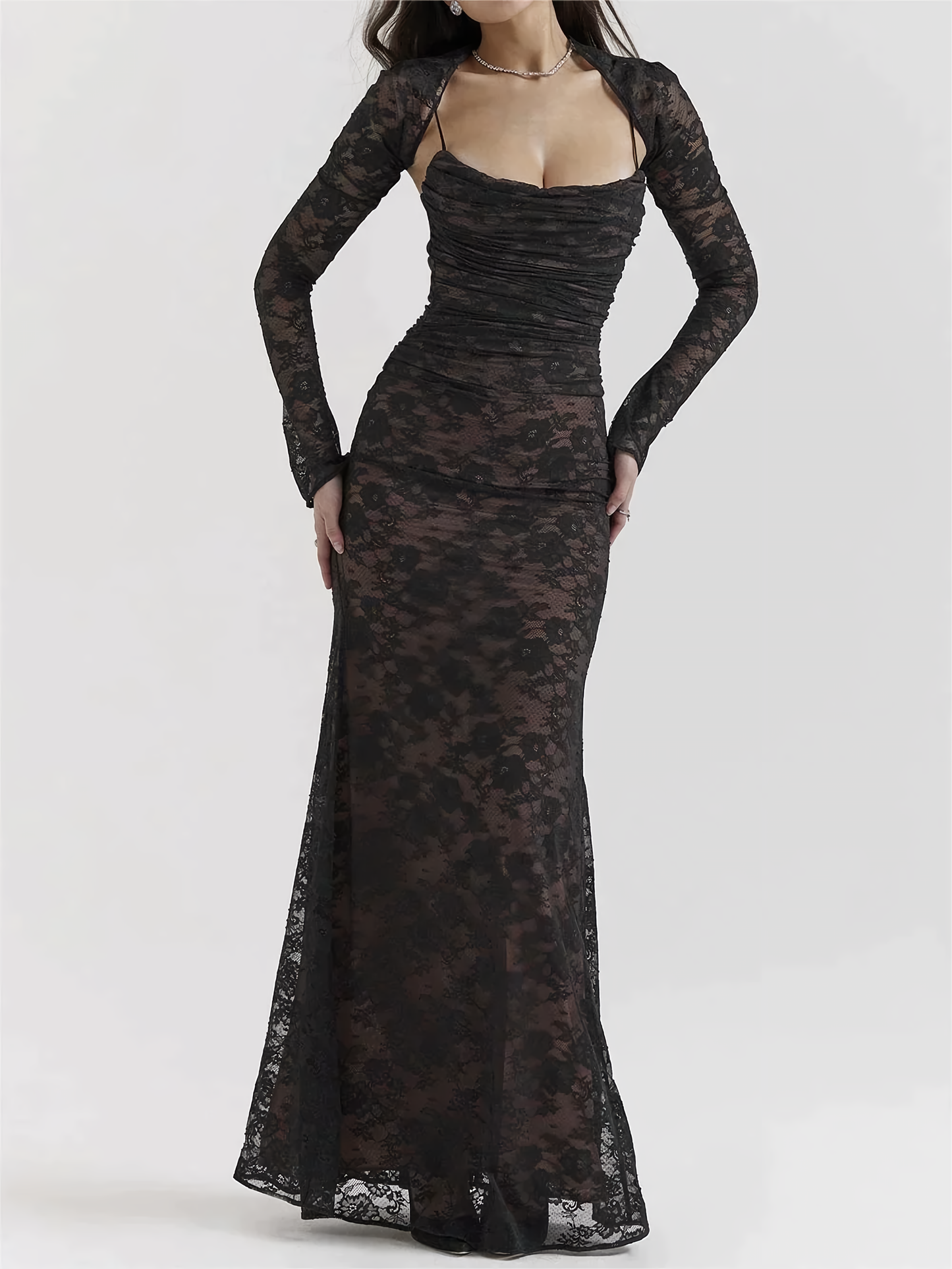 Frau in schwarzem Spitzenkleid, langärmelig, figurbetont, elegantes Abendkleid, Mode.