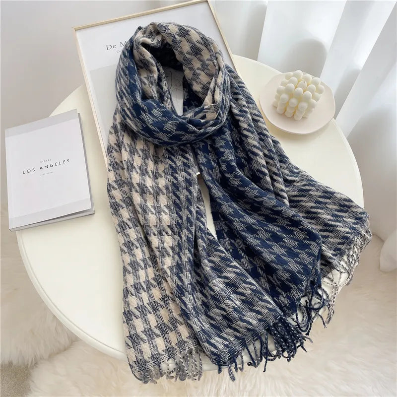 Blau-weißer Hahnentritt-Schal aus Wolle auf Tisch, modisches Accessoire, Herbst-Winter.