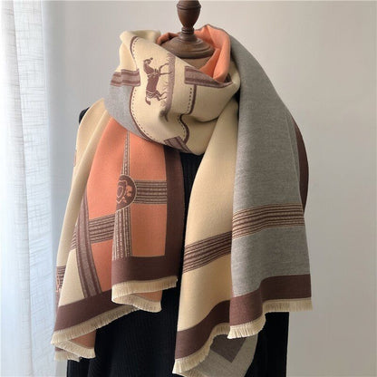 Damen Kaschmirschal, beige-grau, mit Pferdemotiv, warm, elegant, modisches Accessoire.