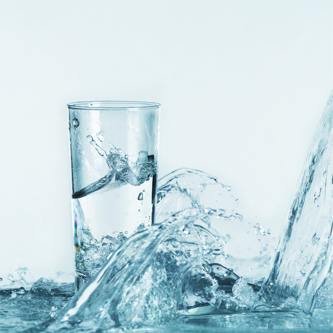 Klarglas-Wasserstoffgeneratorflasche mit spritzendem Wasser, umweltfreundlich, modern.