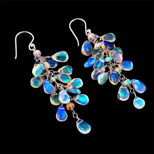 Opal Ohrringe mit Tropfenform, Silberhaken, schillernd, handgefertigter Schmuck, elegant.