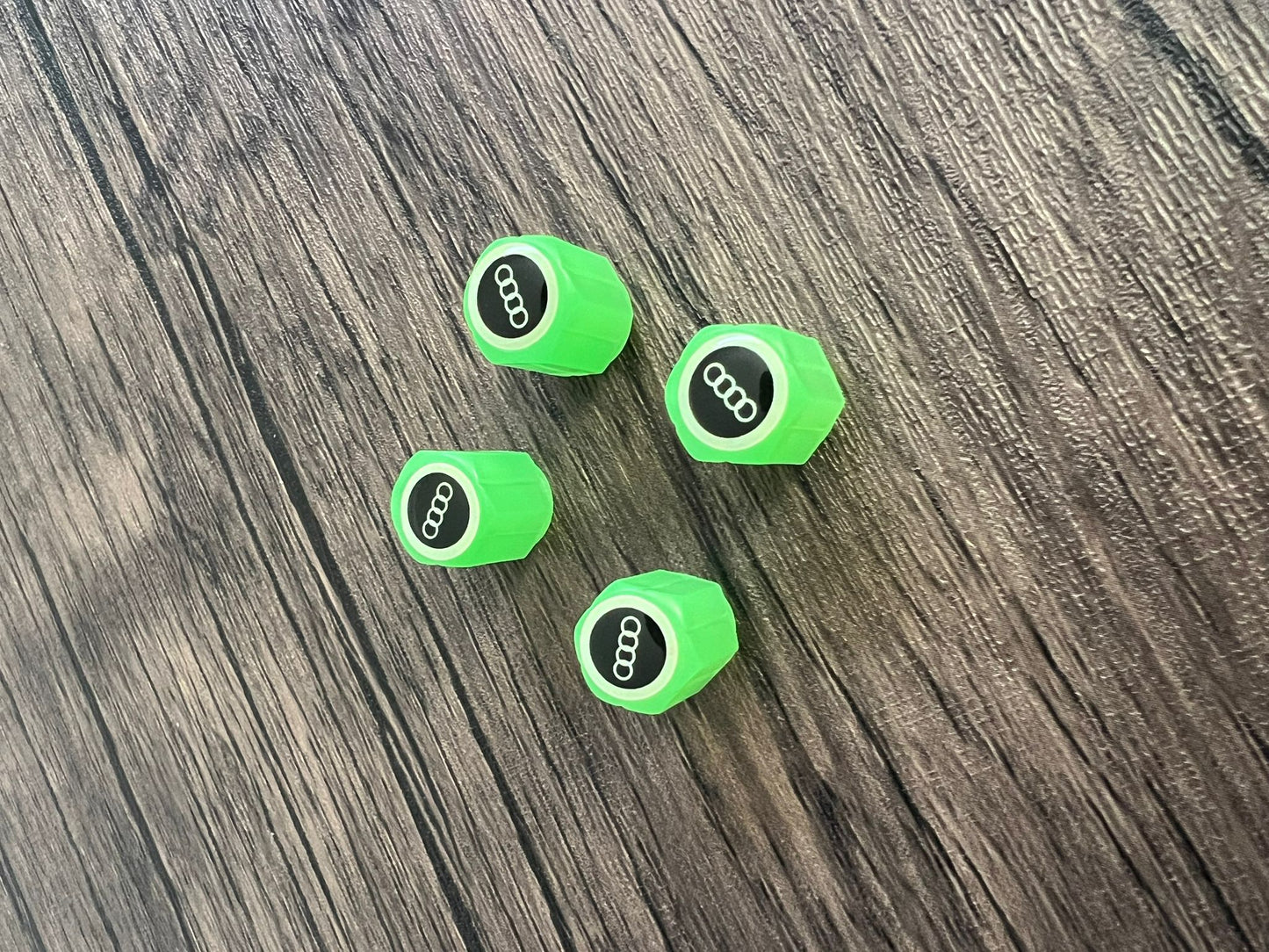 Set med 4 lysande ventilkåpor med logotyp – LuxaGlow
