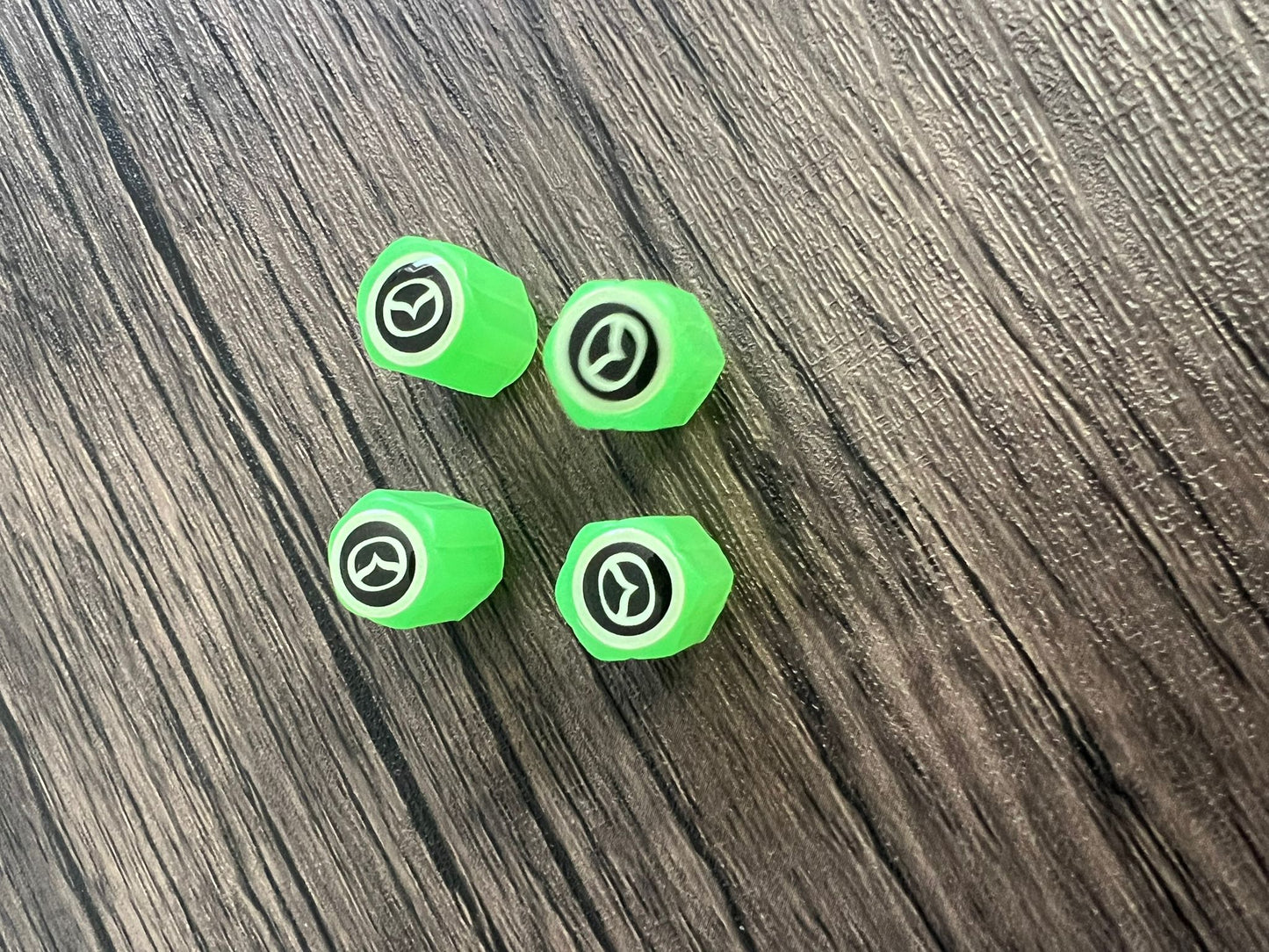 Set med 4 lysande ventilkåpor med logotyp – LuxaGlow