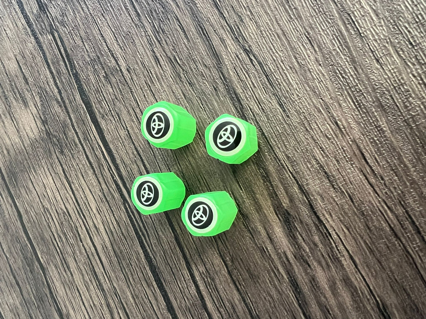 Set med 4 lysande ventilkåpor med logotyp – LuxaGlow