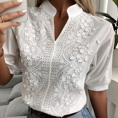 Weiße Damenbluse mit Stickerei, Kurzarm, Baumwolle, elegant, Sommermode.