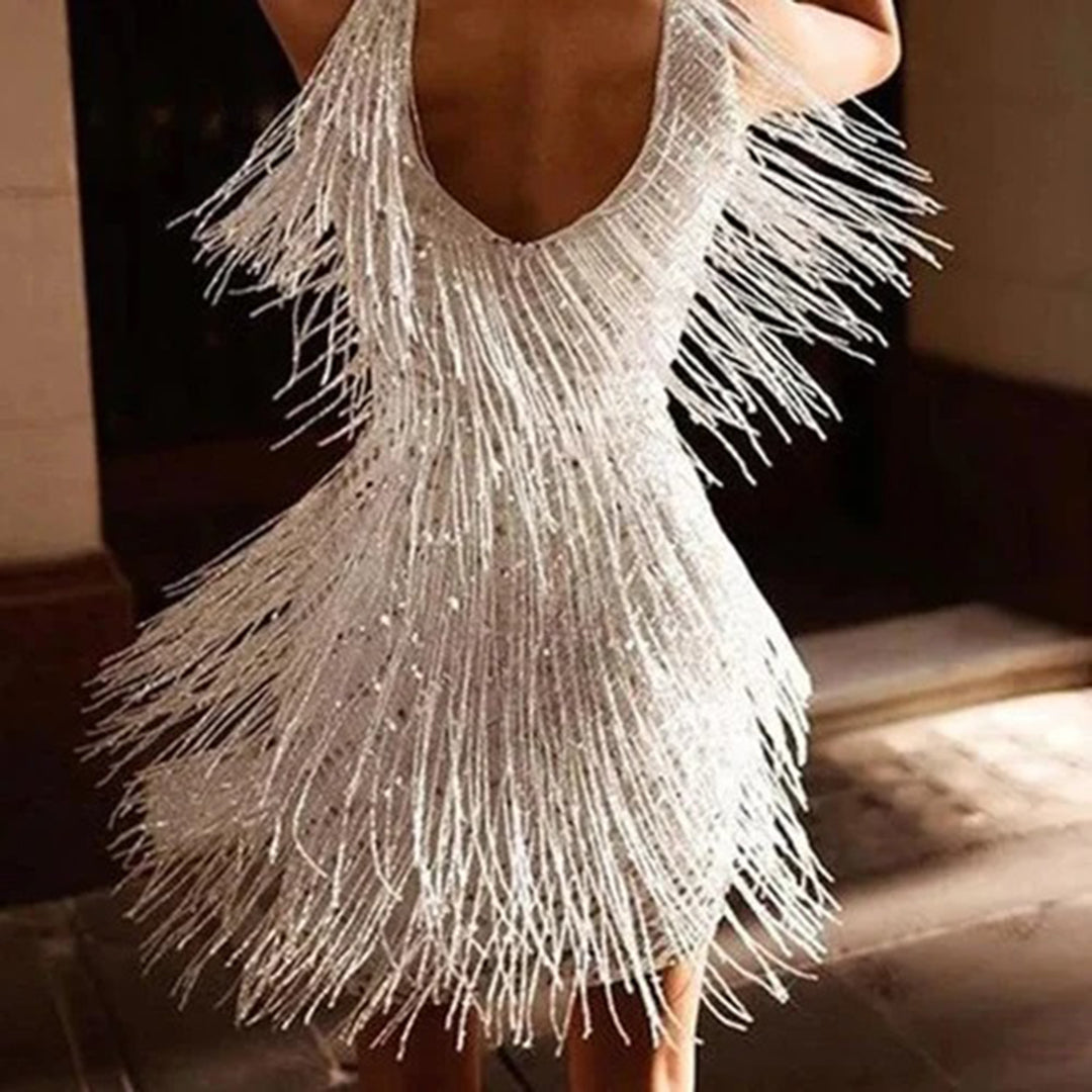 Funkelndes weißes Paillettenkleid mit Fransen, ärmellos, elegantes Abendmode-Design.