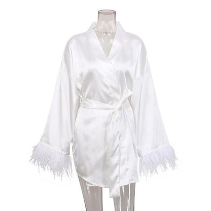 Weißer Satin-Bademantel mit Federn, Damen, luxuriös, Kimono-Stil, Morgenmantel.