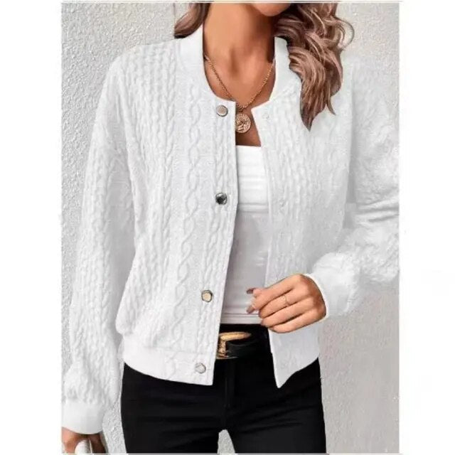 Weiße Strickjacke Damen, Zopfmuster, Knopfleiste, modisch, elegant, Freizeitkleidung.