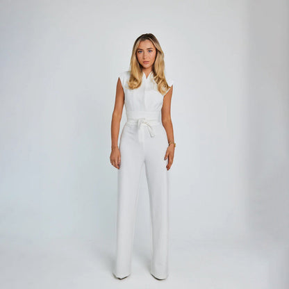 Frau in weißem ärmellosen Jumpsuit, elegantes Design, Modefotografie, Studioaufnahme.