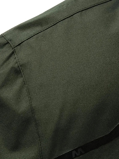 Grüne wasserdichte Outdoor-Windjacke aus Polyester für Herren, Nahaufnahme Stoff.