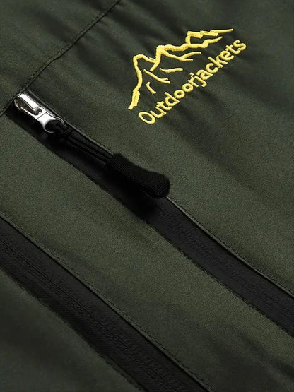 Grüne Outdoorjacke, wasserdicht, mit Reißverschluss und gelbem Logo, ideal für Wandern.