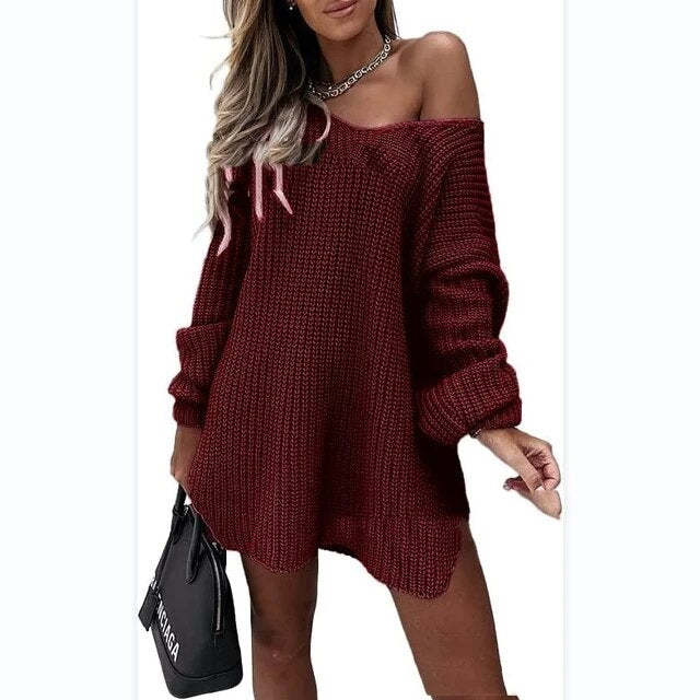 Frau in weinrotem Strickpullover, schulterfrei, modisch, Herbstmode, Damenbekleidung.